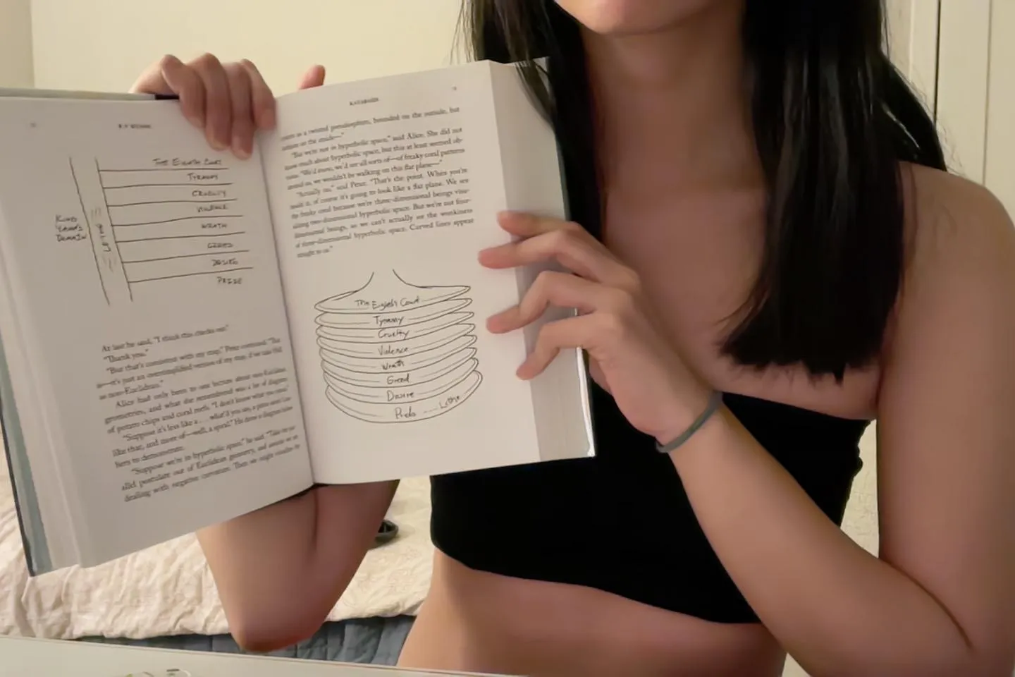 I love it when books have pictures in them. Like ooOoo gimme more