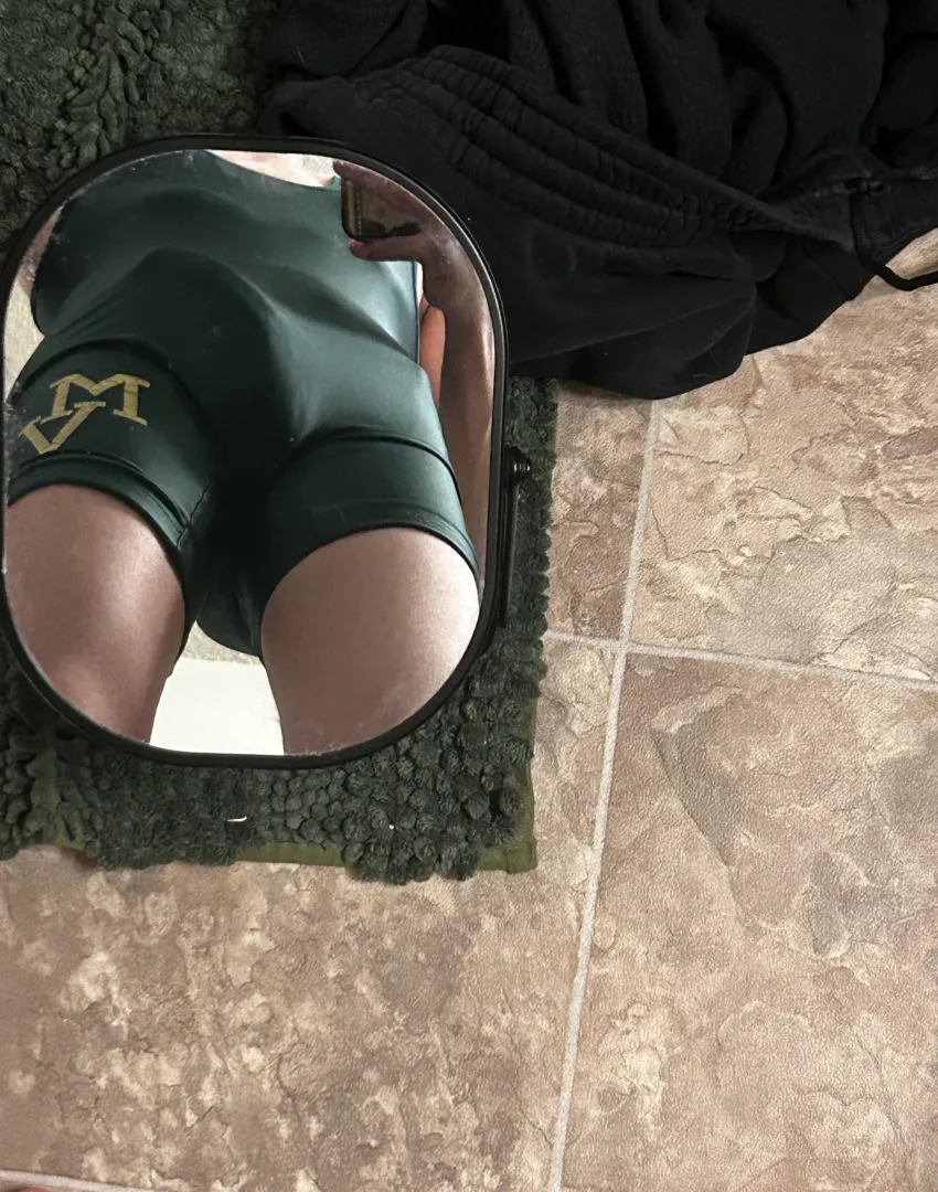 I love rubbing my bulge in a singlet