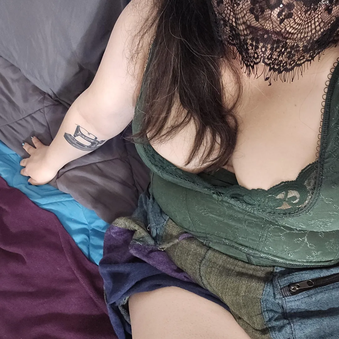 I love sexting with supporters! Come see whats under my skirt 😈