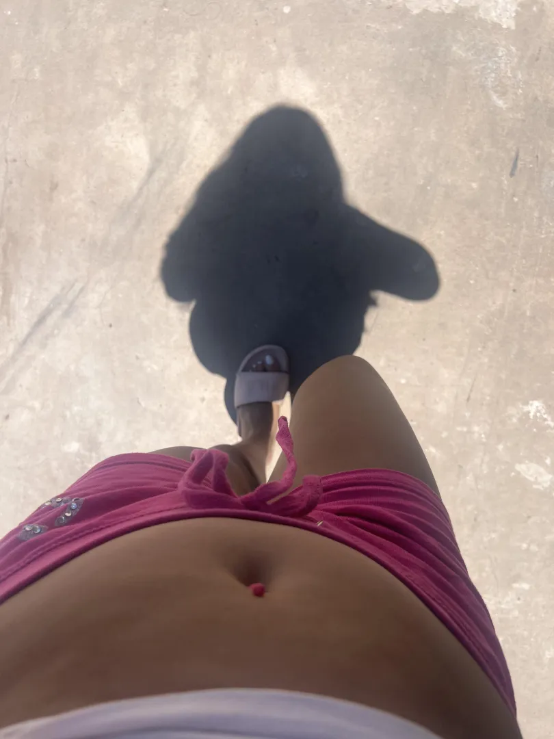 I LOVE WALKING WITH MY BELLY OUT