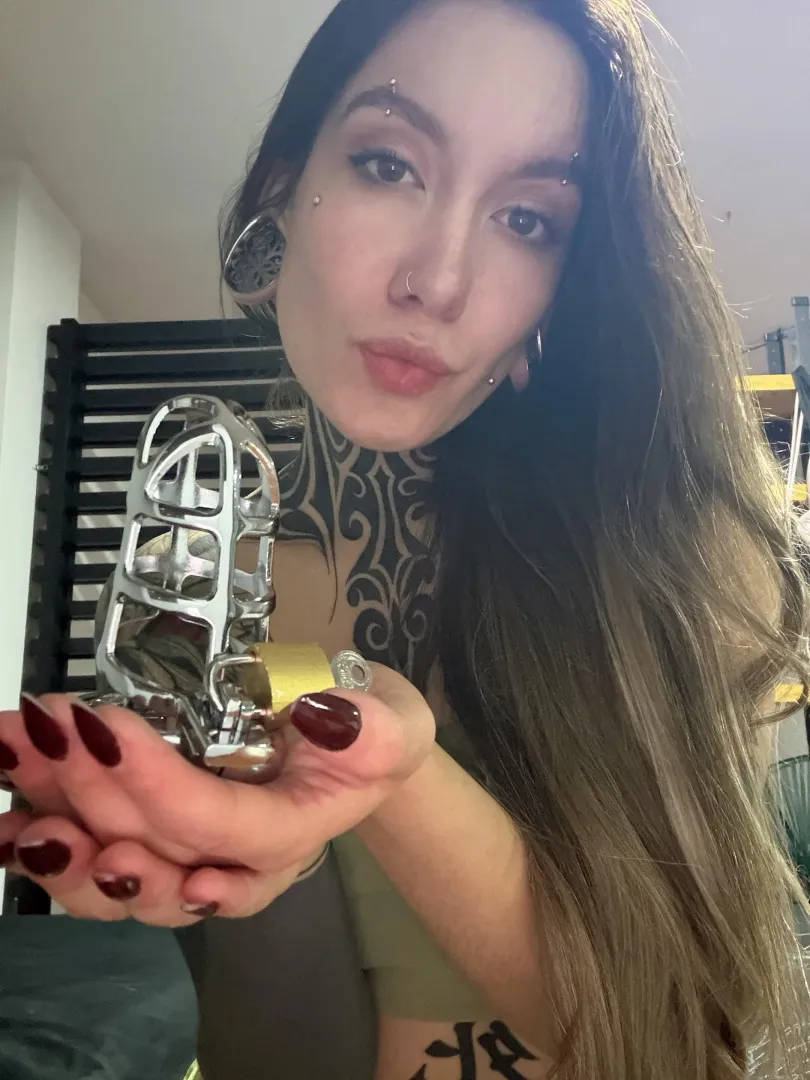 i prefer my boyfriends caged at all times