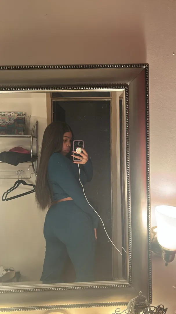 i take my job seriously and i expect the people who ask for my services to take me seriously too. don’t come to me if you can’t even explain what you want in detail or think i’ll put myself in a uncomfortable position to comfort a stranger i don’