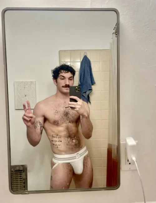 I wanna sniff that jockstrap so bad 