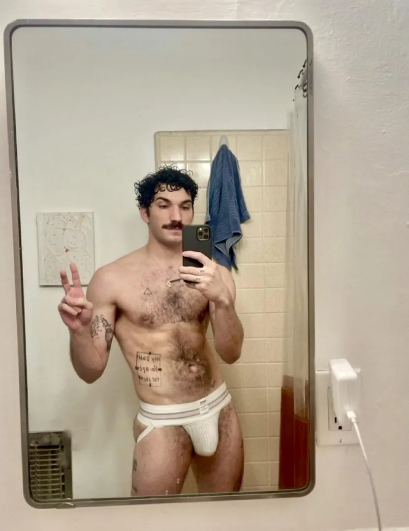 I wanna sniff that jockstrap so bad 