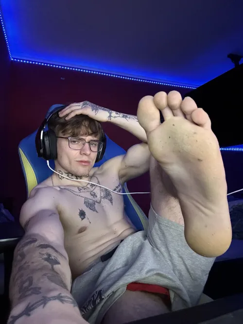 i want you to suck these toes