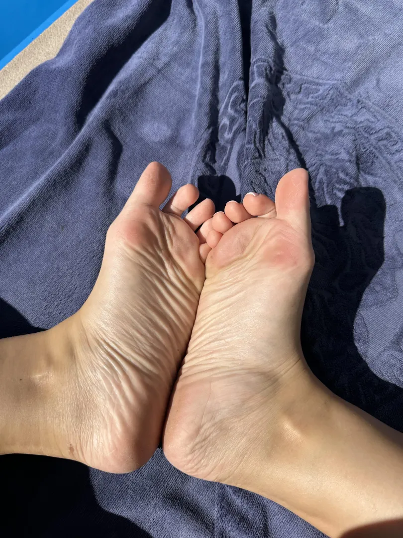 I want your tongue on my feet 24/7