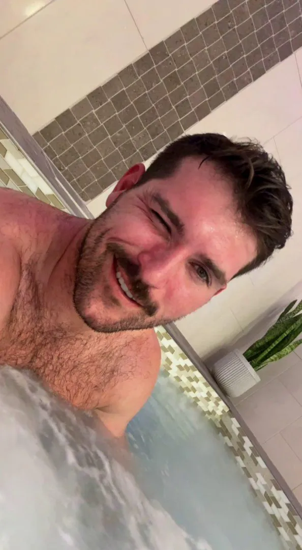 If you like your men hairy and hot… jacuzzi’s ready