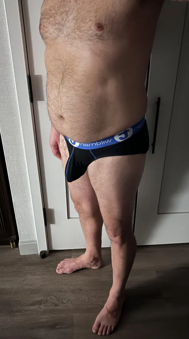 I’m 47, 6’2, 220 lbs, dark brown hair and eyes, handsome business exec, like to get dom and verbal, and looking for someone fit and younger that knows how to take direction well and aims to please. Please reach out and let’s chat! I’m in Phoenix.