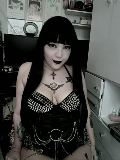 I'm a milf with lot of tatts