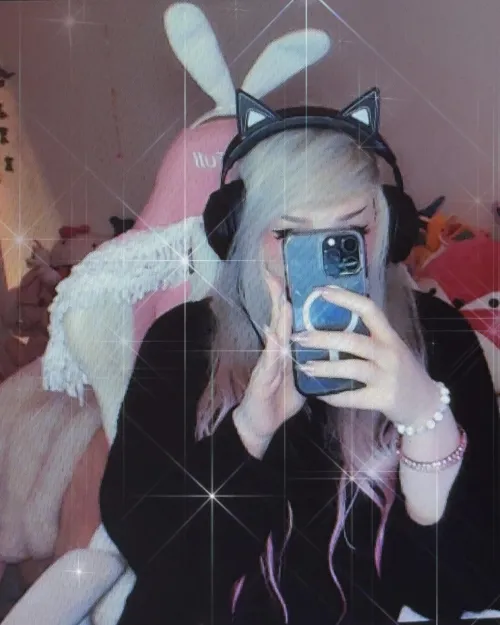 I’m live, horny, and cozy if ya wanna hang out :p
