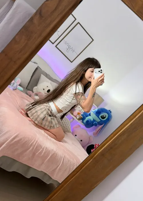 I'm such an innocent little virgin... but this white shirt makes me want to be your good girl and do naughty things 🤍