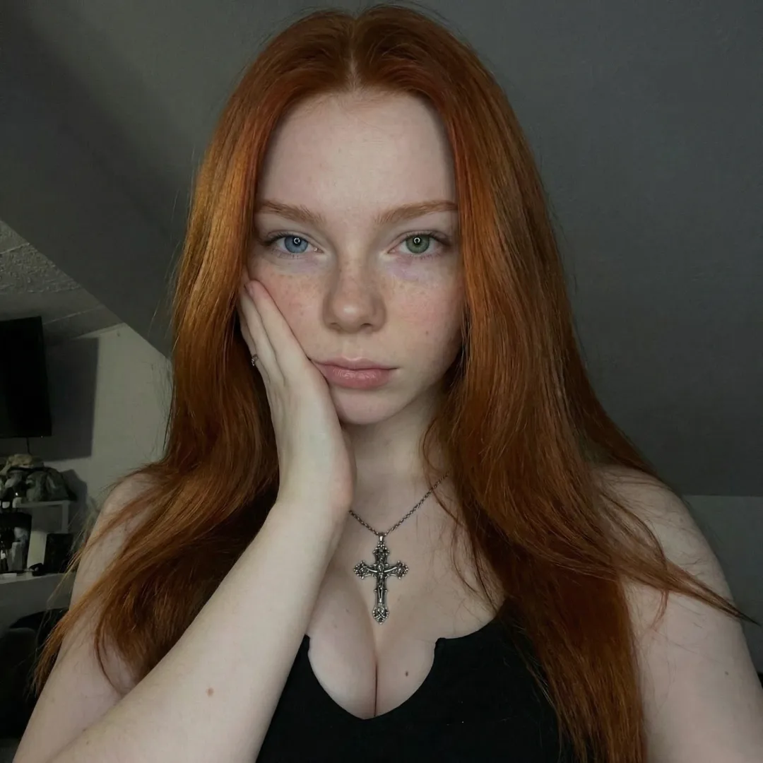 I'm trying a gothic style, does it suit me or should I wear makeup?