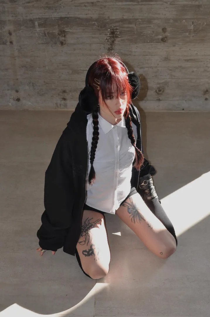 In a mood and can’t host, any locals? chat on lnsta:.moonyvoxi'.