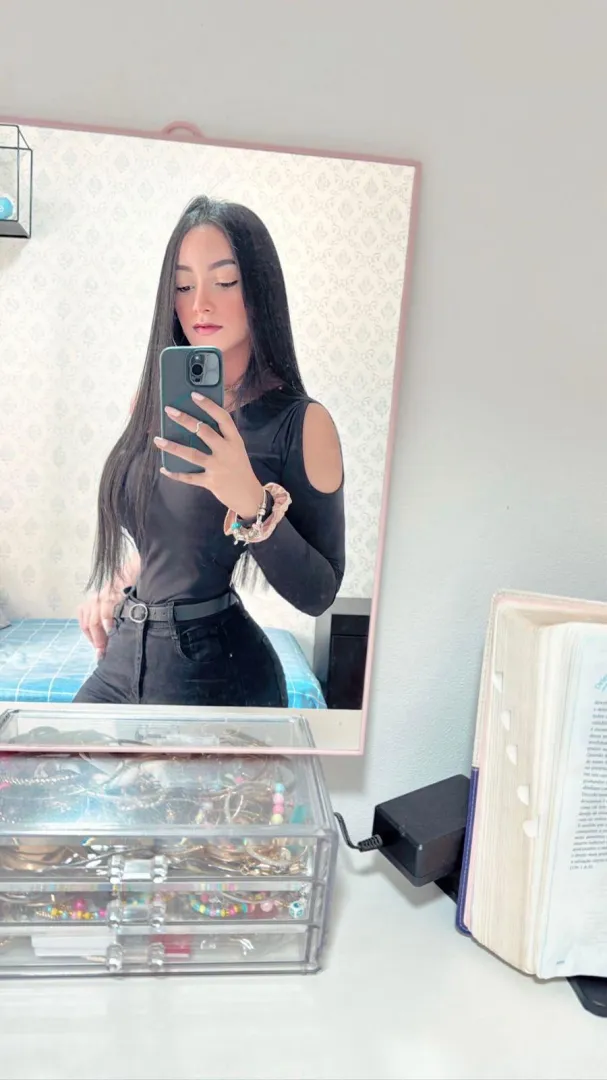 In live now, happy Valentine’s Day guys ❤️ [spicestacy1103]