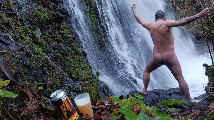 In the waterfall... beer & nudist time