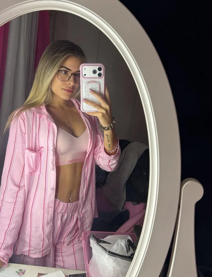 Is anyones awake? I've got fire to buen and pleasure to give... But only for someone Who knows how tl keep up without a Word 