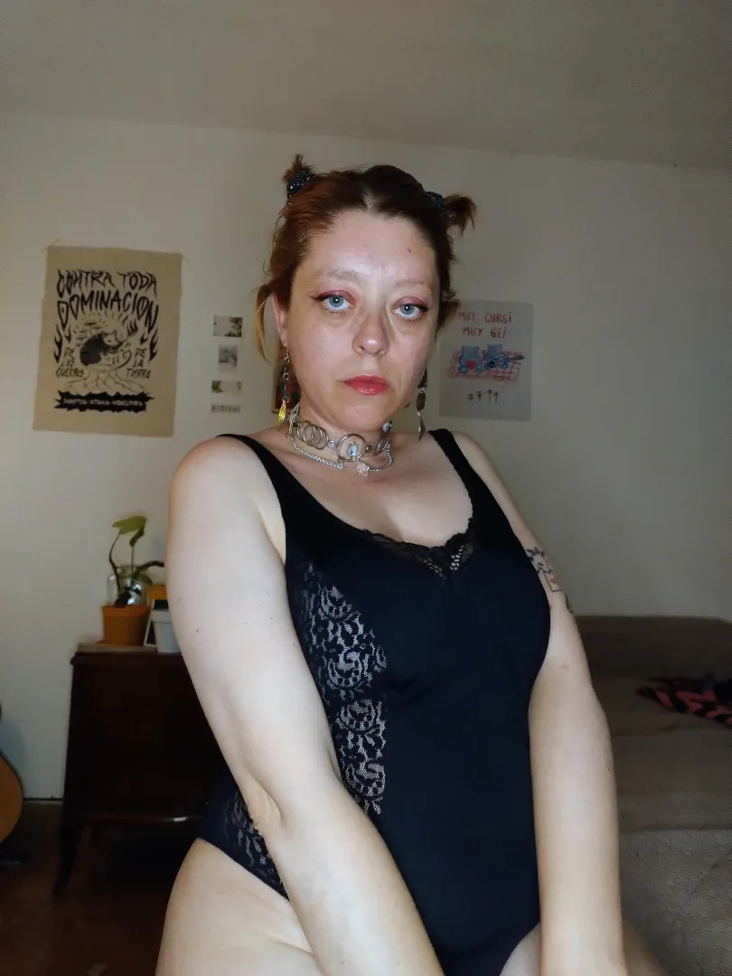 It has snaps between the legs, making it practical and quick, hehe