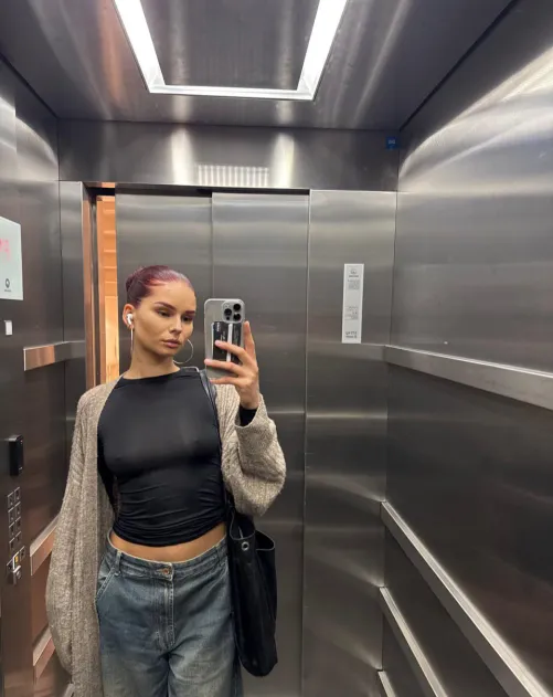 It looks good in jeans :3