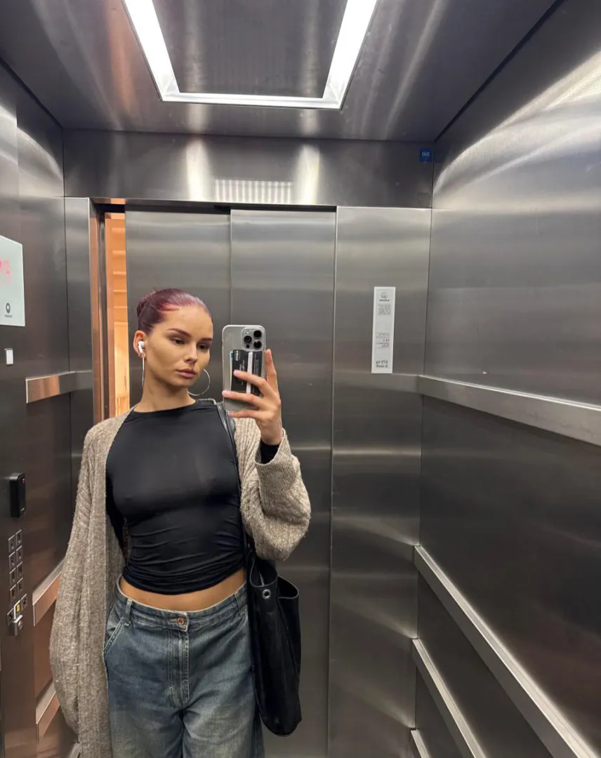 It looks good in jeans :3