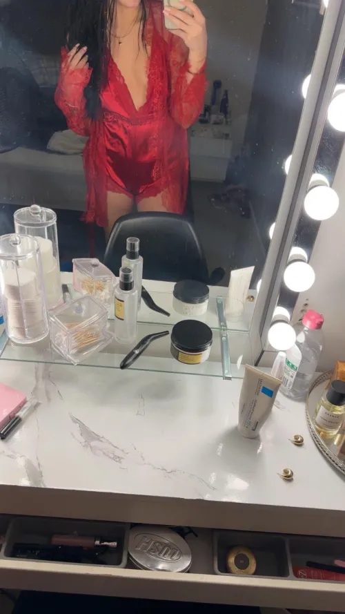 Jeg kler av meg for de første 108 som trykker på pilen ❤️