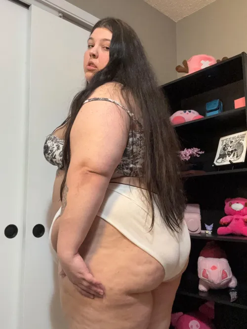 Just a curvy girly with a big ole booty 