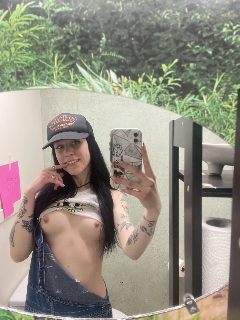 Just a lil bathroom selfie :-)