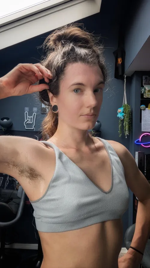 Just look at the sheen on those hairy pits x [hs]