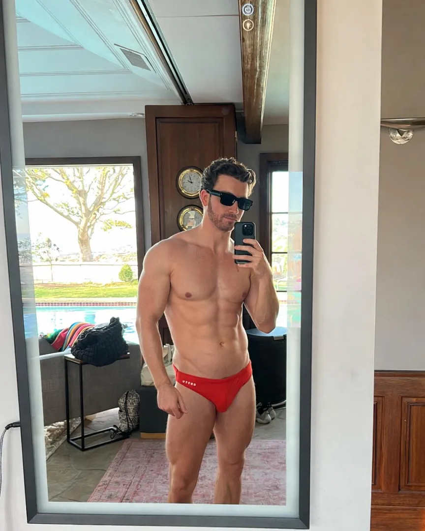 Kicking off the year back in LA with a groundbreaking pool party @rymccrades