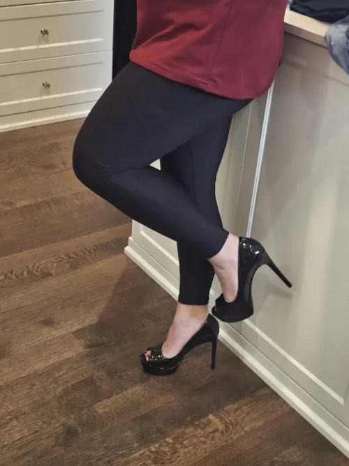 Leggings and heels. There's no better combo!