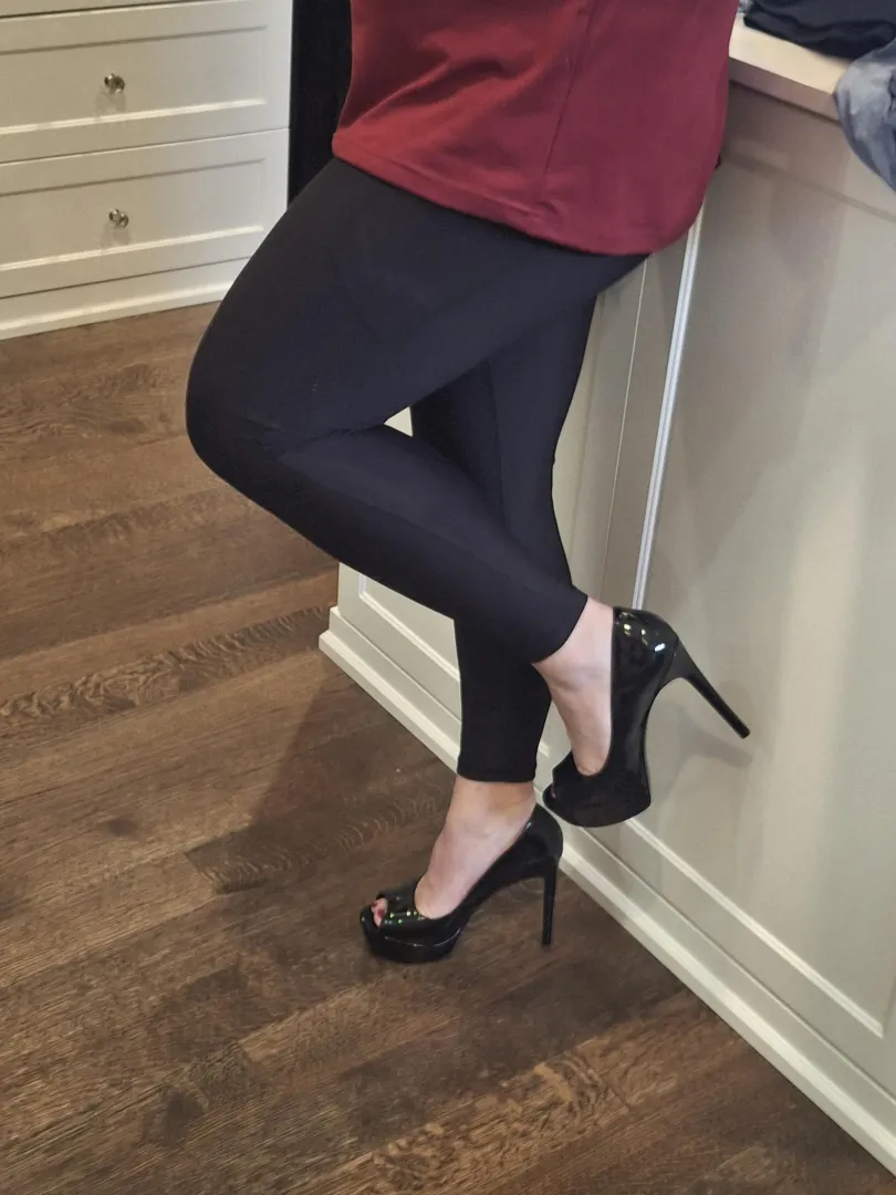 Leggings and heels. There's no better combo!