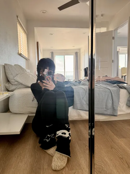 leggings and socks shouldn’t make u this susceptible… fully covered and ur still cumming 