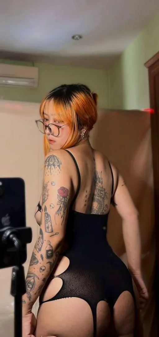 let me shake my bootyy and strip down for u