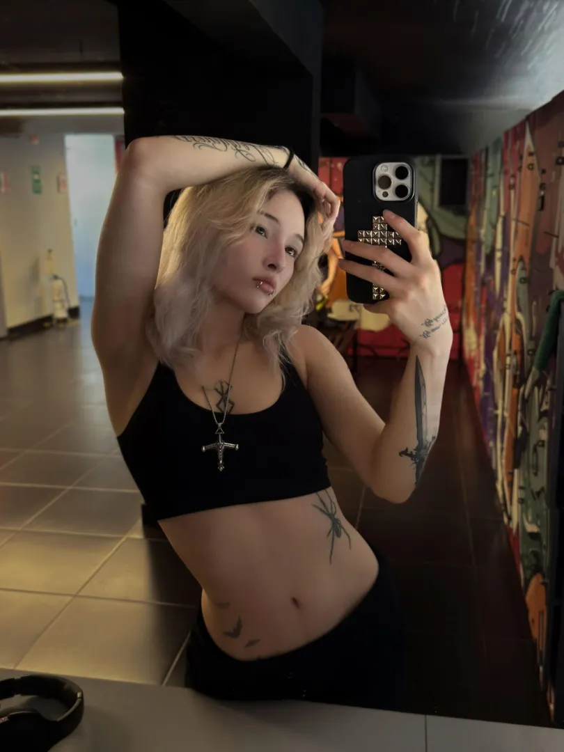 Let's fuck in the gym >-<