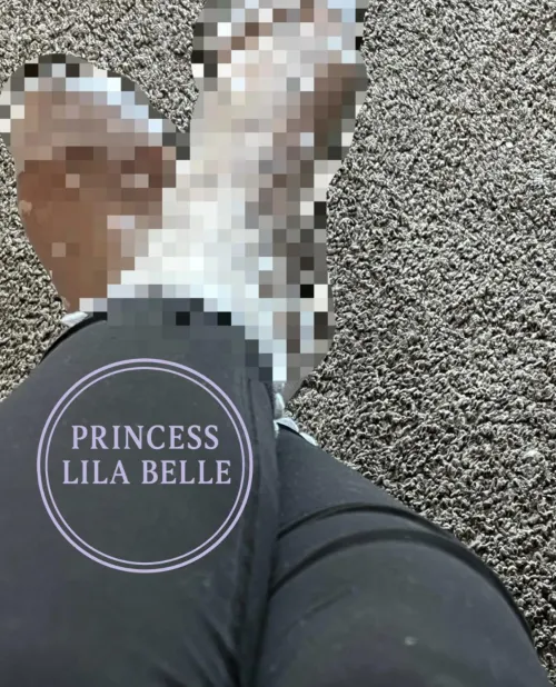 Little losers love to simp for my perfect Princess pixelated feet. 