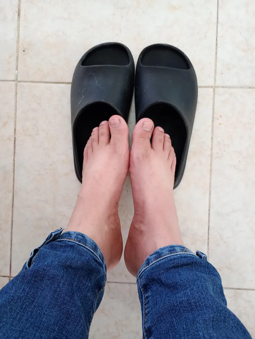 Little smelly ones, do you want to see how I suck them???