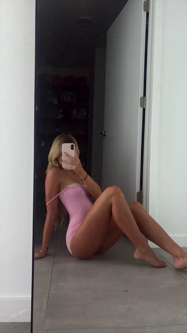 Looking for a daddy to eat this slutty pussy