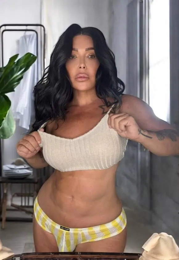 Looking for a guy who is willing to play with my bulge