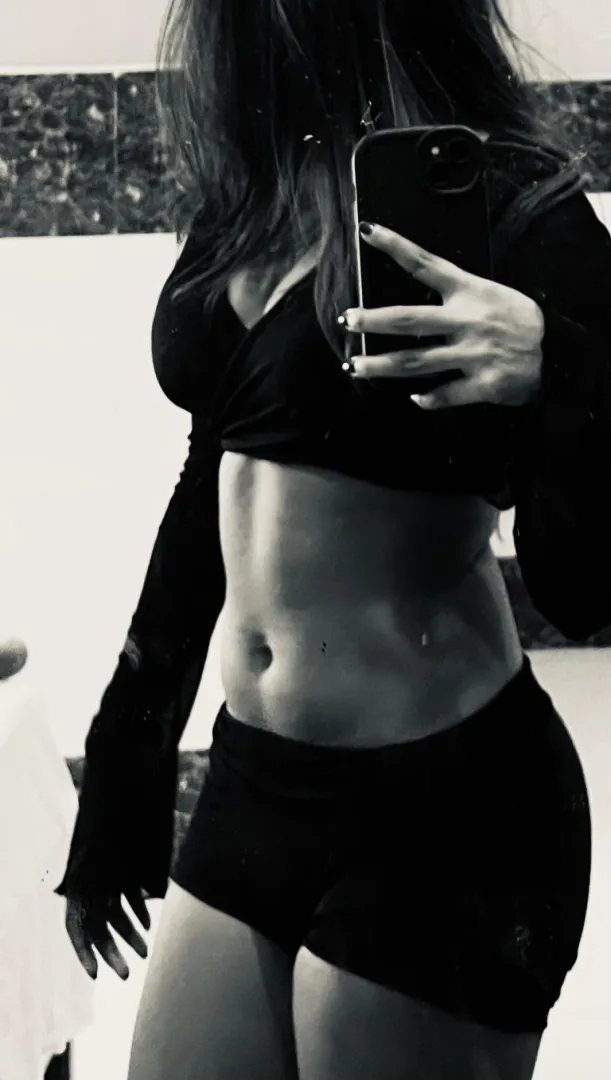 Looking for a long term daddy , i love clothes 