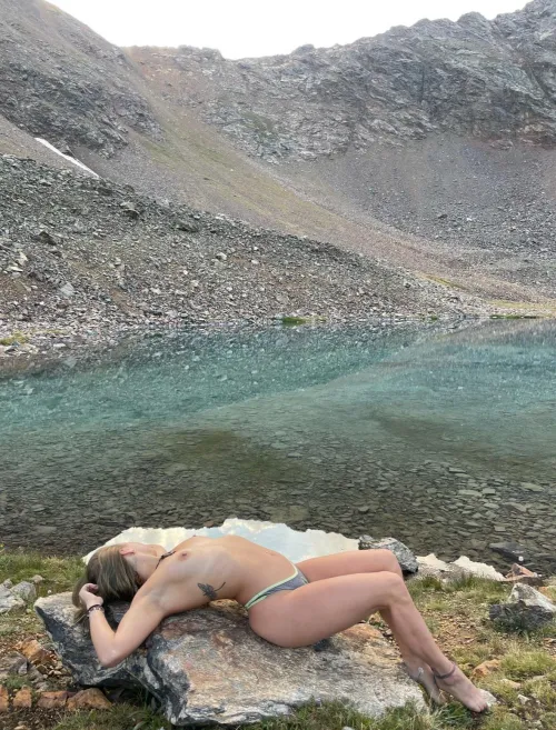 Love a good alpine lake hike ✨