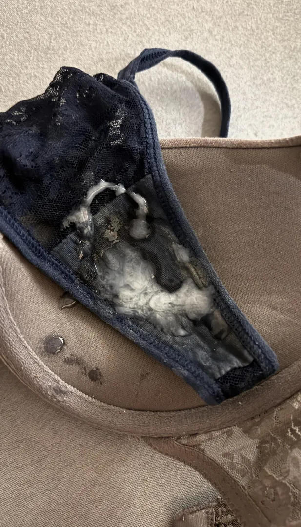 Love to cum on my favorite bra and panty