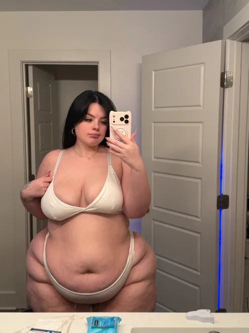 Loveee how my belly looks in this pic