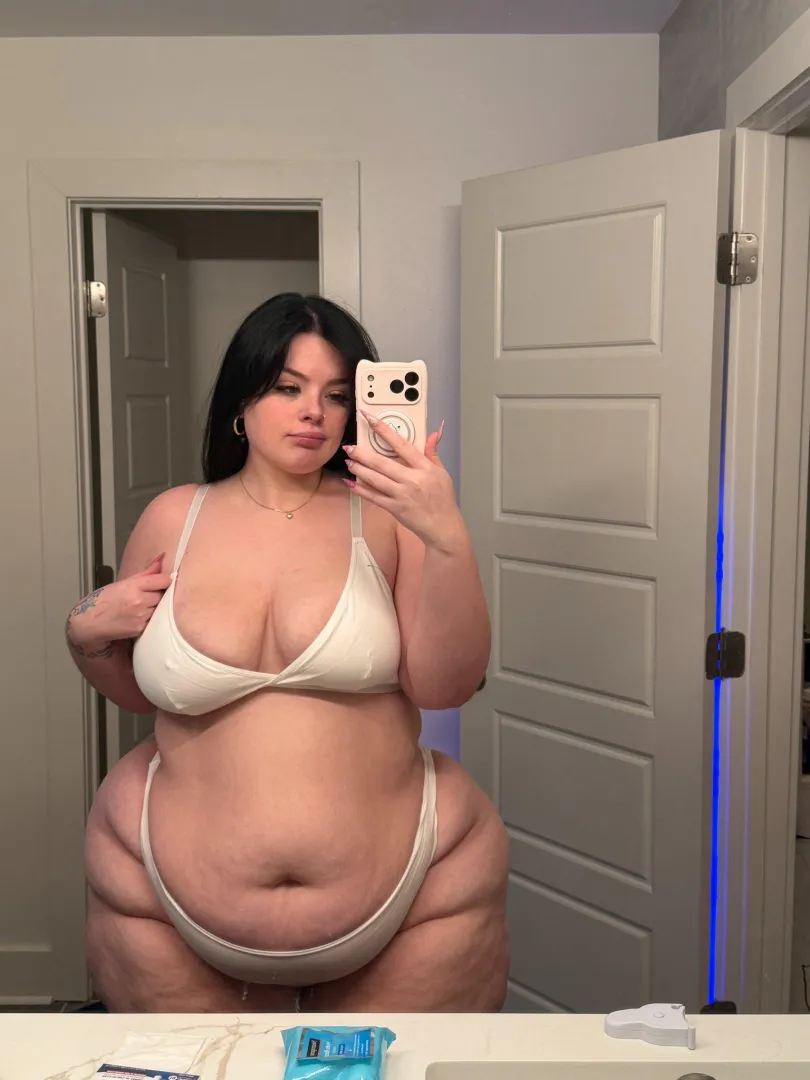 Loveee how my belly looks in this pic