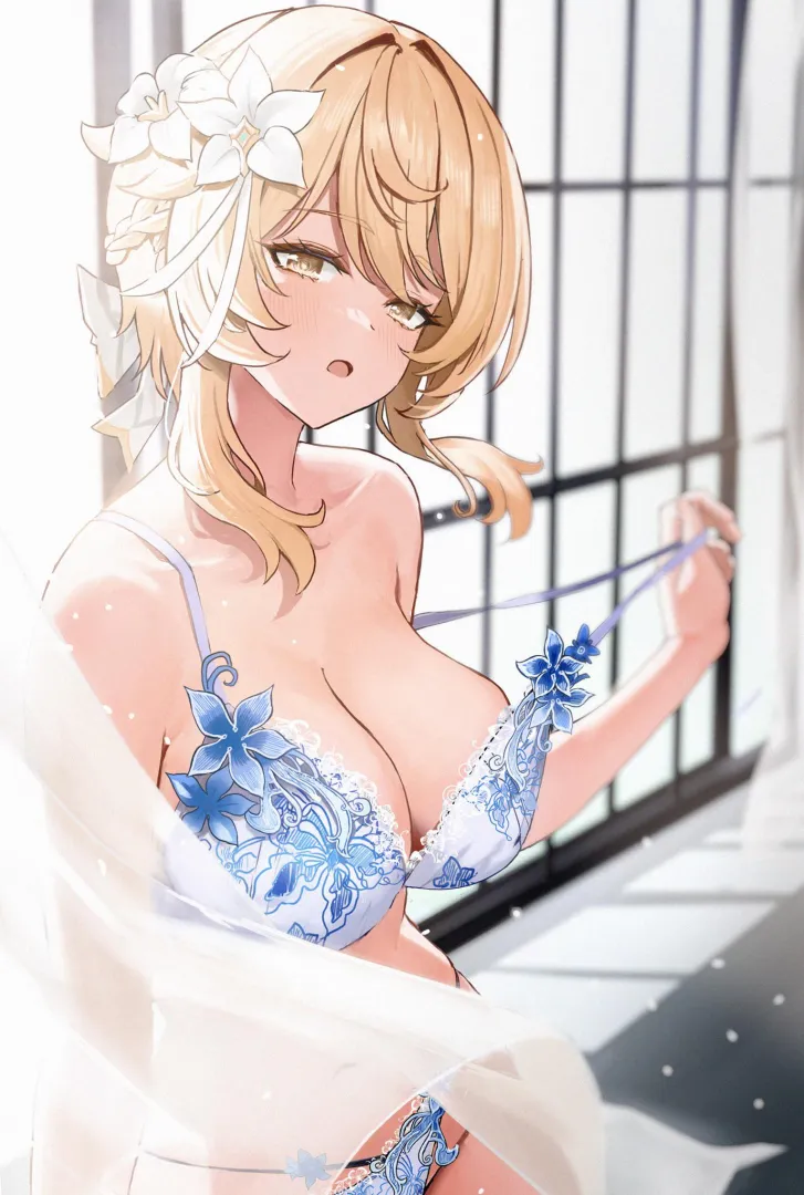 Lumine in lingerie