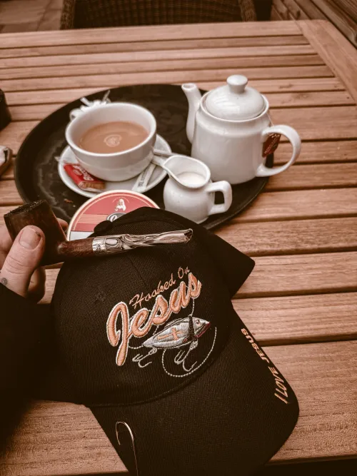 Lunch break pipe, golden sliced orlik in my Savinelli. With my pot of tea. 