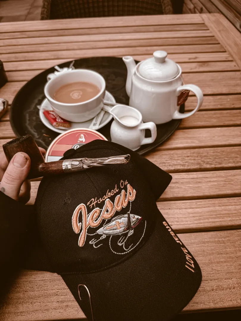 Lunch break pipe, golden sliced orlik in my Savinelli. With my pot of tea. 