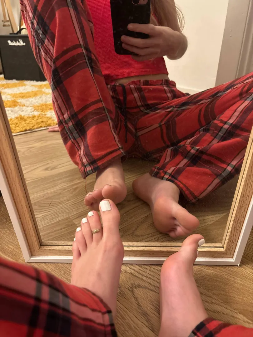 Lunch Time, feet are served 