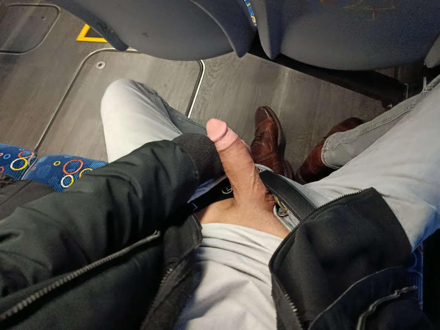 Lutscht du ihn auch im Bus ? :D schönen Feierabend! :)