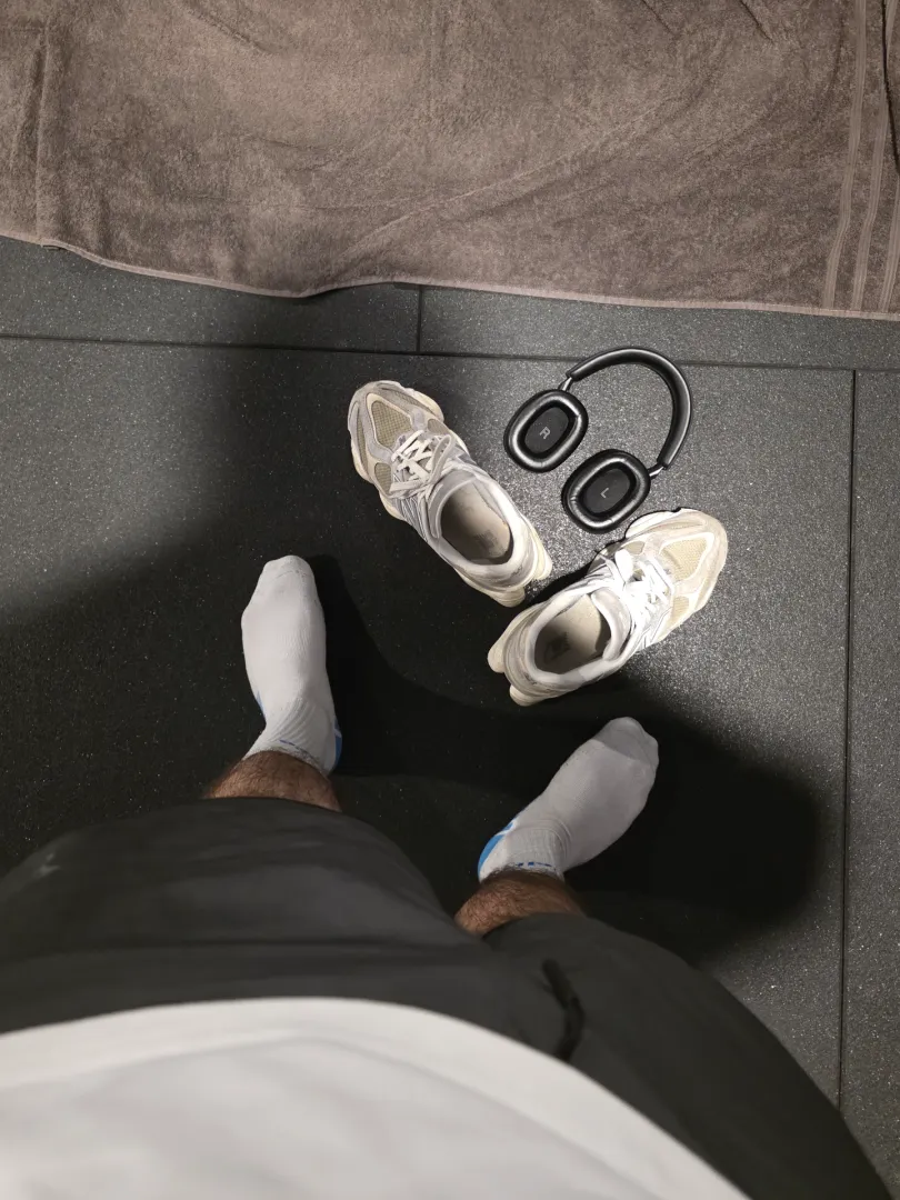 M(24) Gym socks are saoked 