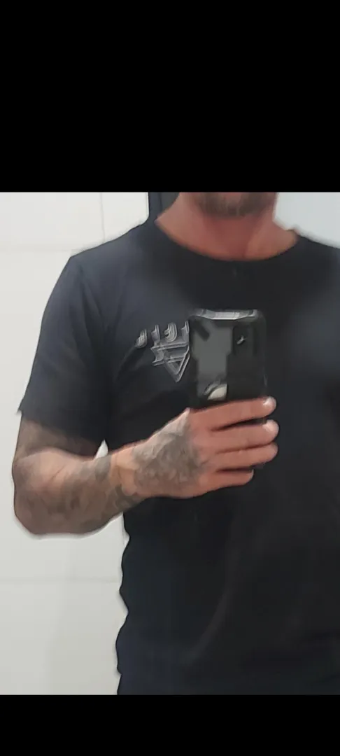 M4F 43yo hot guy wants girl to chill with