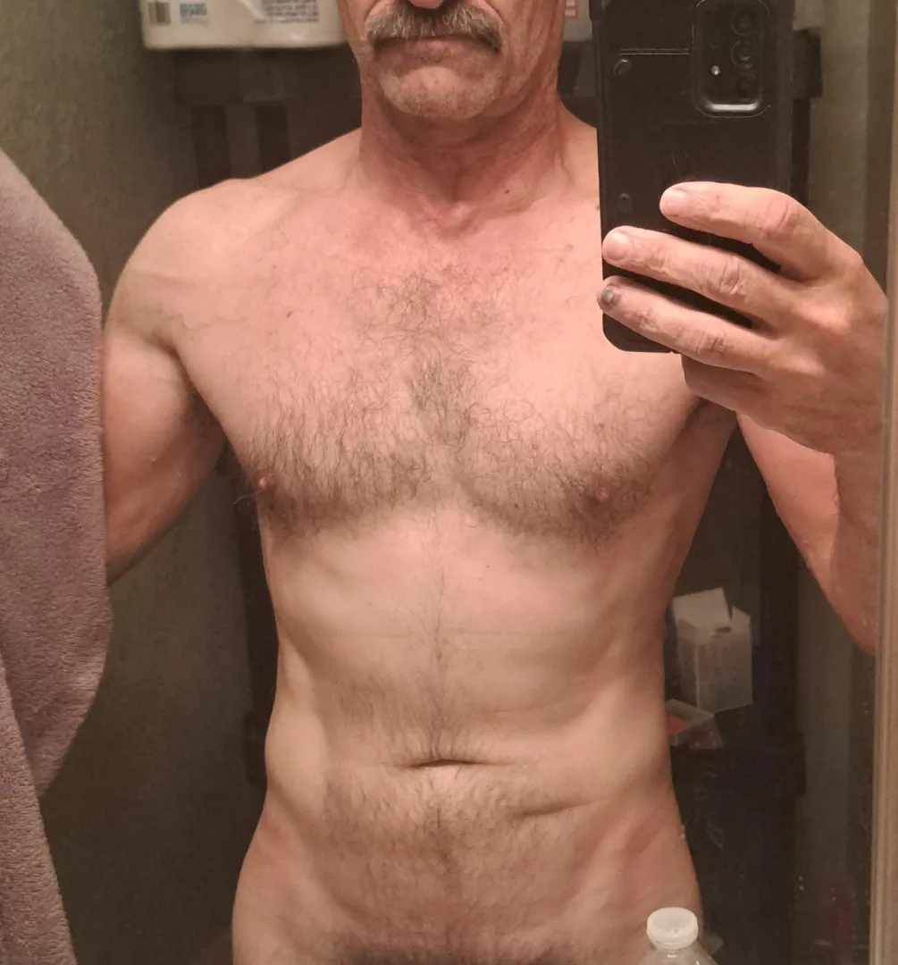 M4F 48m. Castle rock Colorado. Looking for a WOMAN on here who might be interested in a night out with good kisses